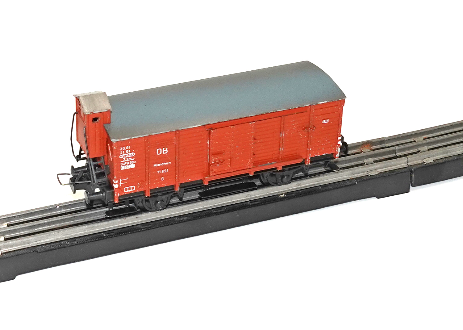 Trix Express 3420 ged. Güterwagen mit Bremserhaus braun