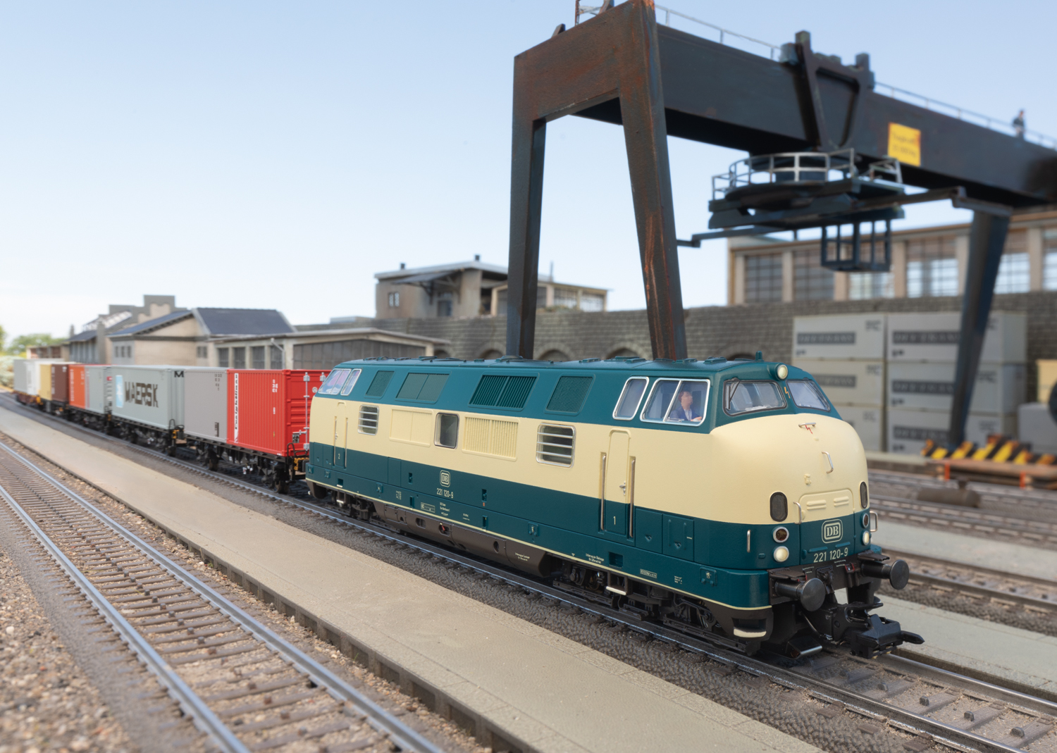 Märklin 37824 DB Schwere Diesellokomotive Baureihe 221 