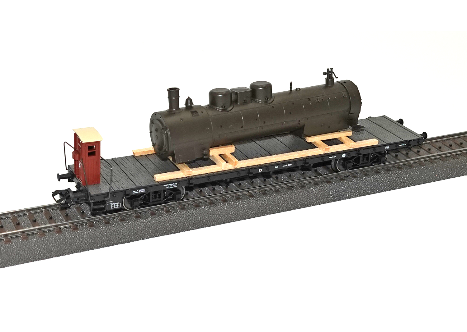 Trix 24314 KPEV Flachwagen mit leicht gealterten Lokkessel  
