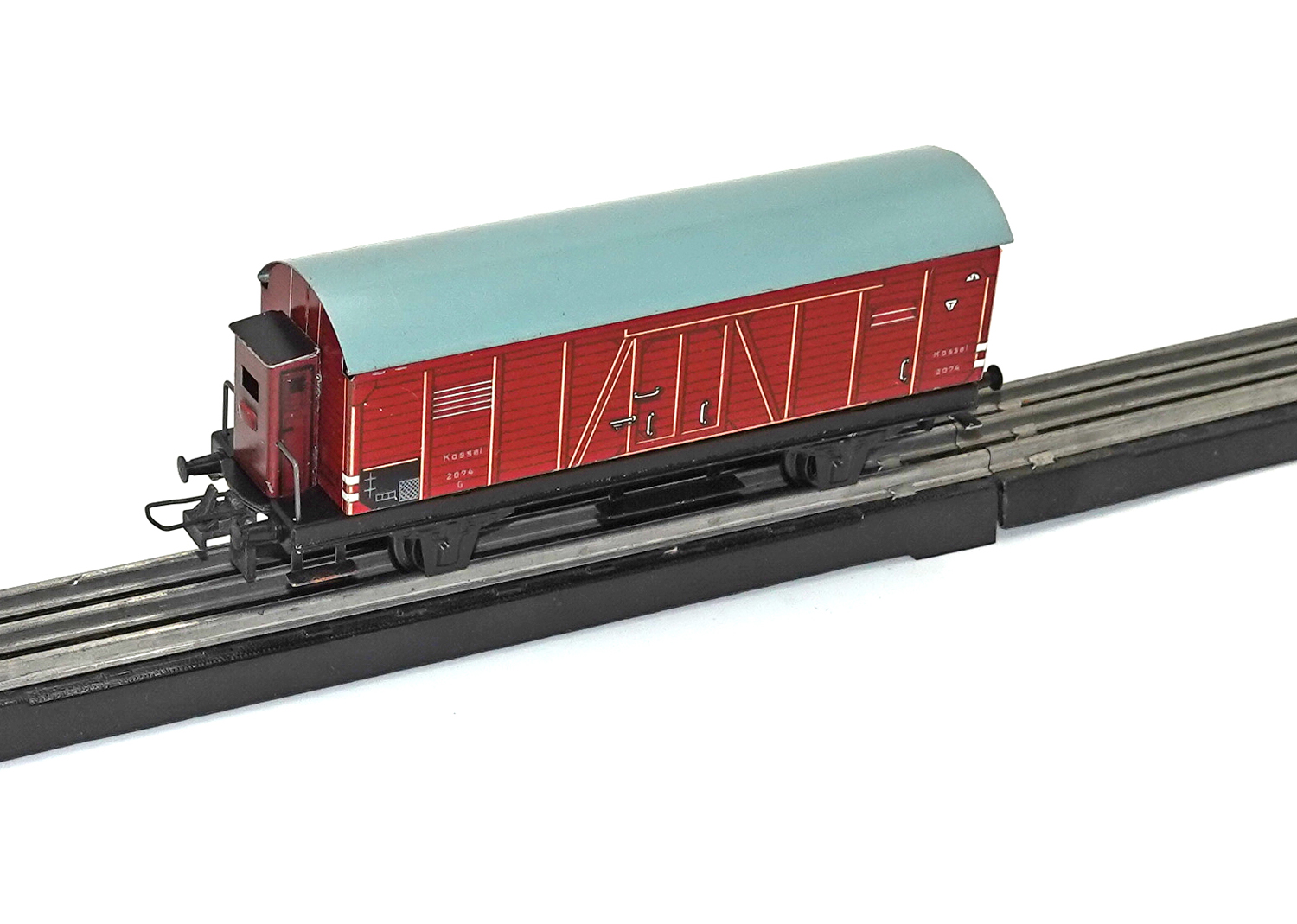 Trix Express 20/74 Grossraum-Güterwagen mit BRH braun
