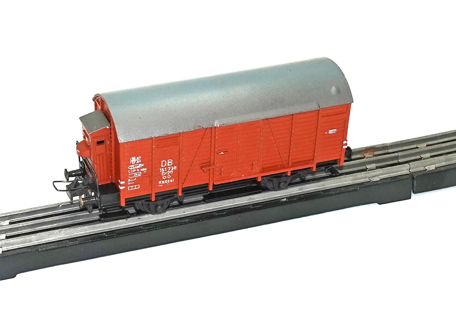 Trix Express 3418 ged. Güterwagen mit Bremserhaus braun